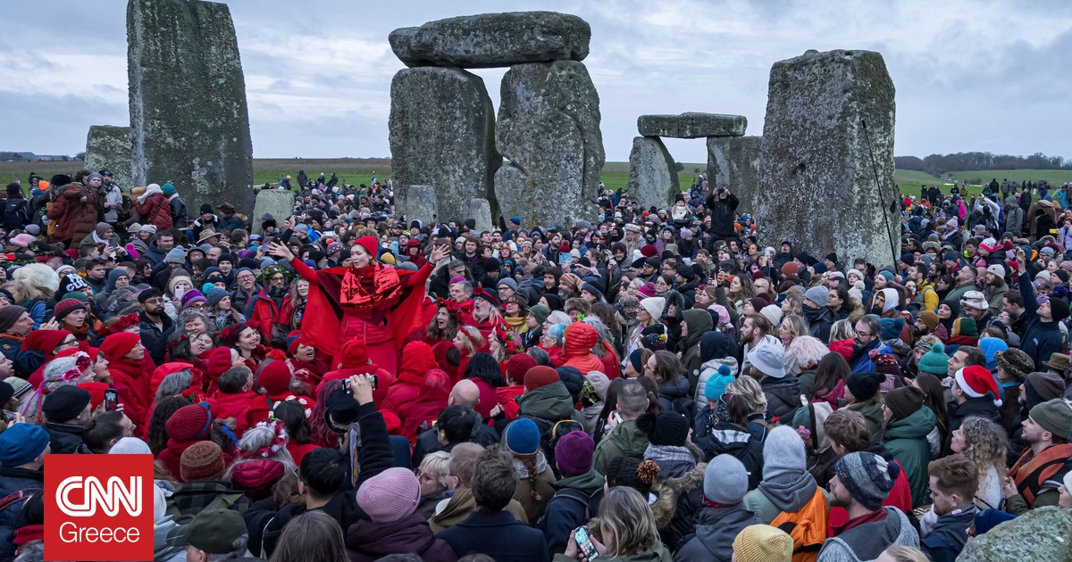 Πλήθος κόσμου συγκεντρώθηκε στο Στόουνχεντζ για να γιορτάσει το χειμερινό ηλιοστάσιο