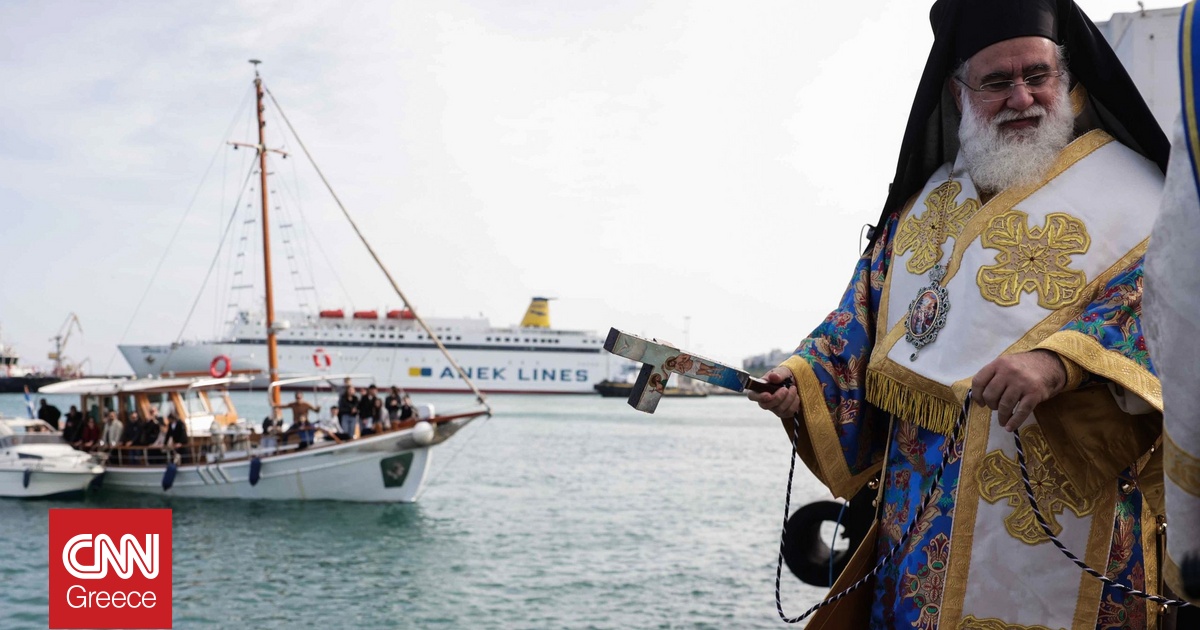 Με λαμπρότητα τα Θεοφάνεια στο Ηράκλειο – Δεκάδες άτομα έπεσαν στο λιμάνι για να πιάσουν τον σταυρό Με λαμπρότητα τα Θεοφάνεια στο Ηράκλειο – Δεκάδες άτομα έπεσαν στο λιμάνι για να πιάσουν τον σταυρό