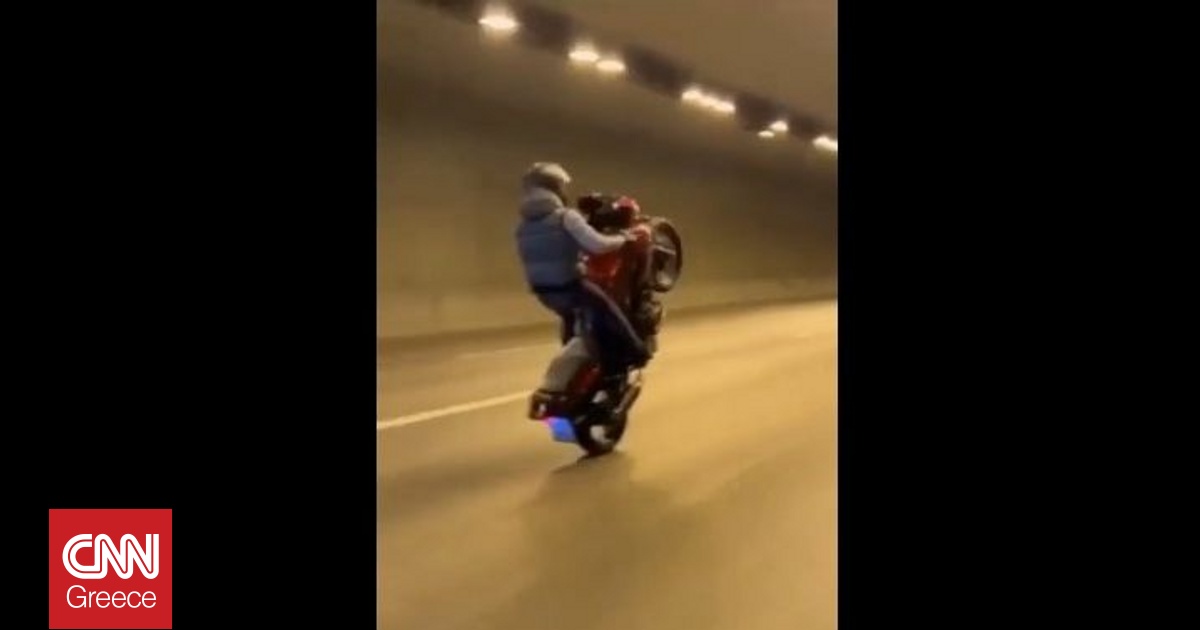 Στα χέρια των αρχών νεαροί που έτρεχαν με μηχανές και έκαναν σούζες στη λεωφόρο Αθηνών