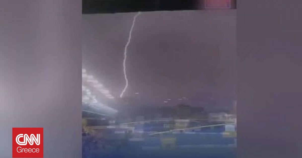 Αγρίνιο: Κεραυνός χτυπά το γήπεδο του Παναιτωλικού – το εντυπωσιακό στιγμιότυπο