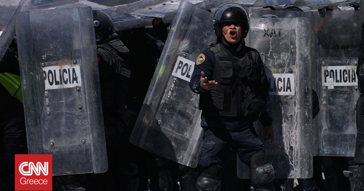 &Tau;&rho;&alpha;&gamma;&omega;&delta;ί&alpha; &sigma;&tau;&omicron; &Mu;&epsilon;&xi;&iota;&kappa;ό: 11 &nu;&epsilon;&kappa;&rho;&omicron;ί &kappa;&alpha;&iota; 12 &tau;&rho;&alpha;&upsilon;&mu;&alpha;&tau;ί&epsilon;&sigmaf; &sigma;&epsilon; έ&nu;&omicron;&pi;&lambda;&eta; &epsilon;&pi;ί&theta;&epsilon;&sigma;&eta; &sigma;&epsilon; &gamma;ή&pi;&epsilon;&delta;&omicron; &pi;&omicron;&delta;&omicron;&sigma;&phi;&alpha;ί&rho;&omicron;&upsilon;