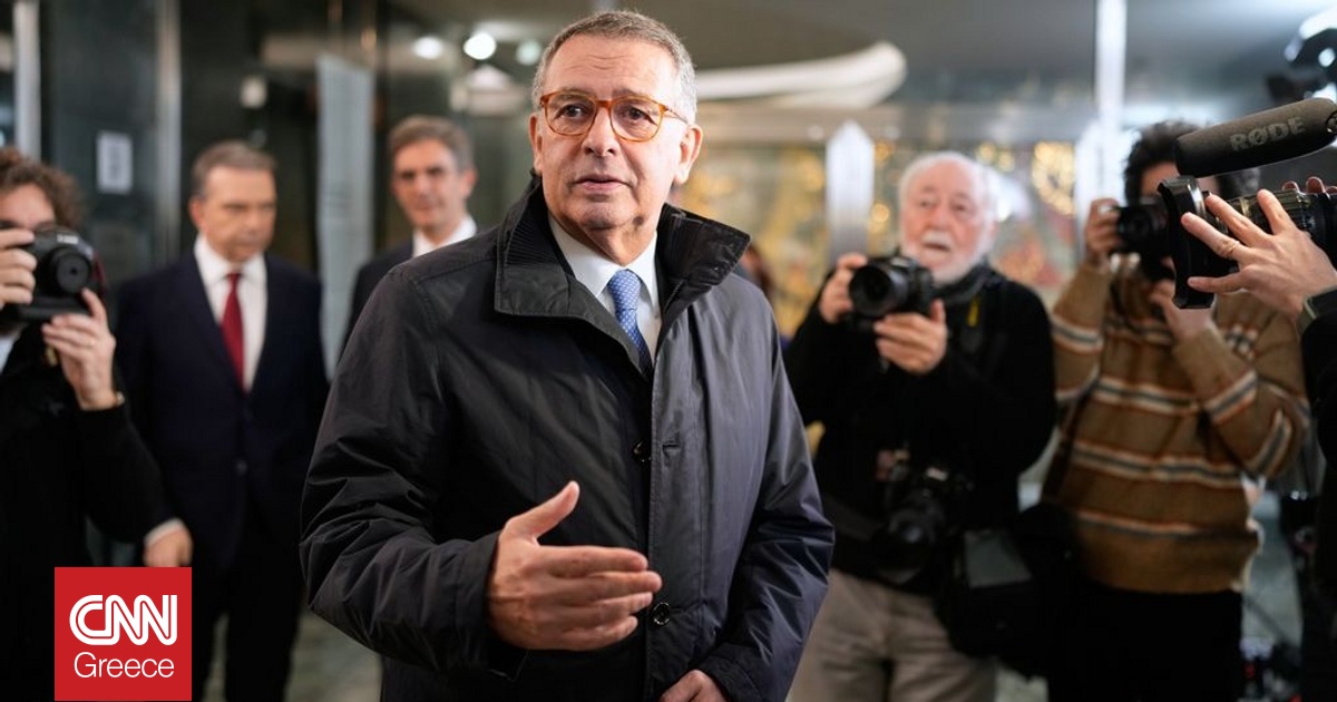 &Mu;&pi;&rho;&omicron;&sigma;&tau;ά &sigma;&tau;&iota;&sigmaf; &delta;&eta;&mu;&omicron;&sigma;&kappa;&omicron;&pi;ή&sigma;&epsilon;&iota;&sigmaf; &omicron; &Sigma;&omicron;&sigma;&iota;&alpha;&lambda;&iota;&sigma;&tau;ή&sigmaf; &upsilon;&pi;&omicron;&psi;ή&phi;&iota;&omicron;&sigmaf; &gamma;&iota;&alpha; &tau;&eta;&nu; &pi;&rho;&omicron;&epsilon;&delta;&rho;ί&alpha; &sigma;&tau;&eta;&nu; &Pi;&omicron;&rho;&tau;&omicron;&gamma;&alpha;&lambda;ί&alpha;