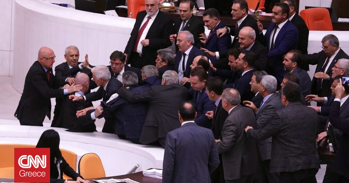 &Xi;ύ&lambda;&omicron; &sigma;&tau;&eta;&nu; &tau;&omicron;&upsilon;&rho;&kappa;&iota;&kappa;ή &Beta;&omicron;&upsilon;&lambda;ή: Ή&rho;&theta;&alpha;&nu; &sigma;&tau;&alpha; &chi;έ&rho;&iota;&alpha; &omicron;&iota; &beta;&omicron;&upsilon;&lambda;&epsilon;&upsilon;&tau;έ&sigmaf; &sigma;&epsilon; &omicron;&rho;&kappa;&omega;&mu;&omicron;&sigma;ί&alpha; &upsilon;&pi;&omicron;&upsilon;&rho;&gamma;ώ&nu;