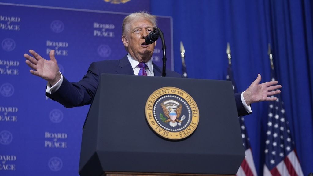 &Omicron; &pi;&alpha;&gamma;&kappa;ό&sigma;&mu;&iota;&omicron;&sigmaf; &delta;&alpha;&sigma;&mu;ό&sigmaf; &Tau;&rho;&alpha;&mu;&pi; 10% &kappa;&alpha;&iota; &tau;&omicron; &laquo;ό&chi;&iota;&raquo; &tau;&omicron;&upsilon; &Alpha;&nu;ώ&tau;&alpha;&tau;&omicron;&upsilon; &Delta;&iota;&kappa;&alpha;&sigma;&tau;&eta;&rho;ί&omicron;&upsilon;: &Eta; &epsilon;&pi;ό&mu;&epsilon;&nu;&eta; &mu;έ&rho;&alpha; &kappa;&alpha;&iota; &tau;&alpha; &epsilon;&rho;&omega;&tau;ή&mu;&alpha;&tau;&alpha;