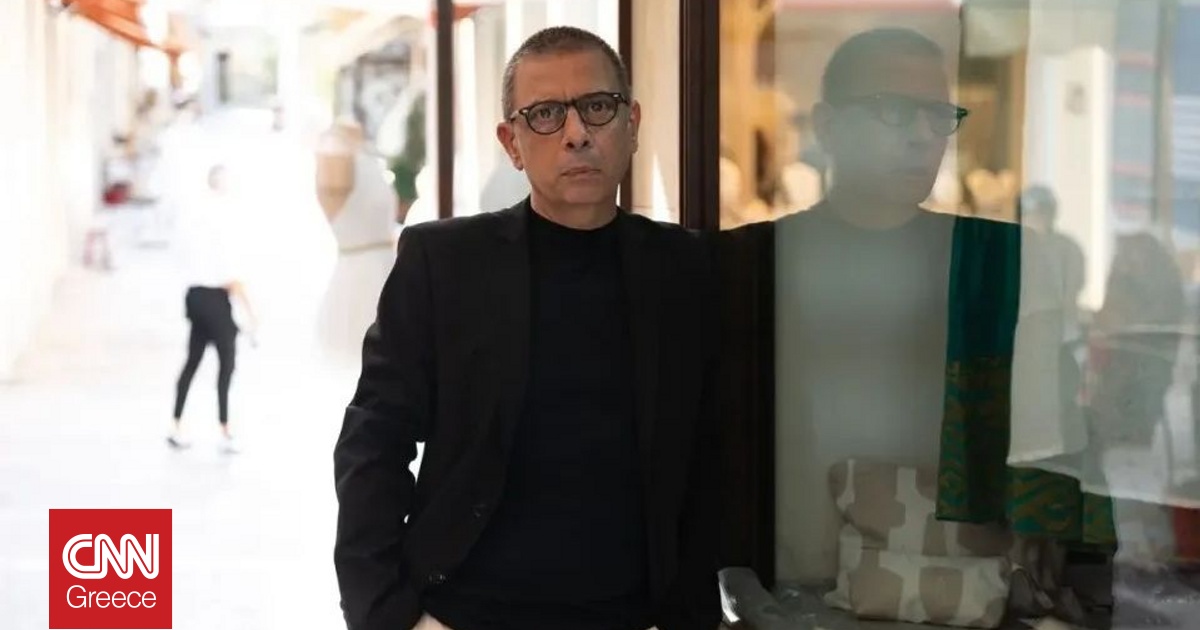 &Alpha;&nu;ά&mu;&epsilon;&sigma;&alpha; &sigma;&tau;&eta; &nu;ύ&chi;&tau;&alpha; &kappa;&alpha;&iota; &tau;&eta;&nu; &tau;&rho;&upsilon;&phi;&epsilon;&rho;ό&tau;&eta;&tau;&alpha;: &Omicron; &Theta;ά&nu;&omicron;&sigmaf; &Sigma;&tau;&alpha;&theta;ό&pi;&omicron;&upsilon;&lambda;&omicron;&sigmaf; &gamma;&rho;ά&phi;&epsilon;&iota; &tau;&eta;&nu; &alpha;&upsilon;&tau;&omicron;&beta;&iota;&omicron;&gamma;&rho;&alpha;&phi;ί&alpha; &mu;&iota;&alpha;&sigmaf; &gamma;&epsilon;&nu;&iota;ά&sigmaf;