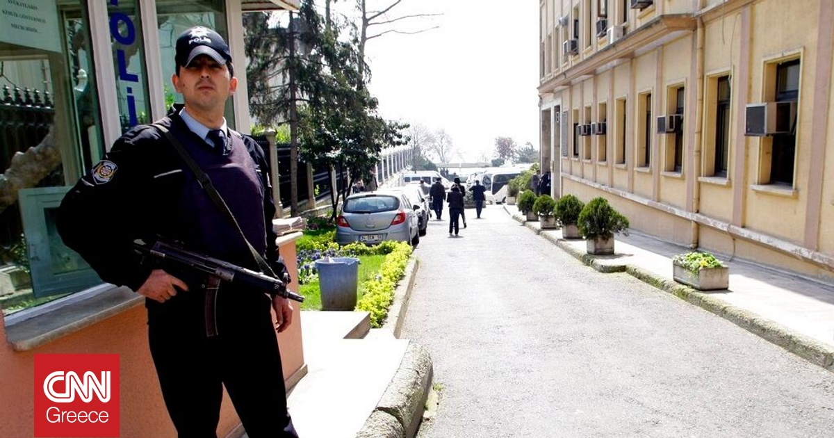 &Kappa;&omega;&nu;&sigma;&tau;&alpha;&nu;&tau;&iota;&nu;&omicron;ύ&pi;&omicron;&lambda;&eta;: &Nu;&epsilon;&kappa;&rho;ό&sigmaf; &omicron; έ&nu;&alpha;&sigmaf; &alpha;&pi;ό &tau;&omicron;&upsilon;&sigmaf; &tau;&rho;&epsilon;&iota;&sigmaf; &delta;&rho;ά&sigma;&tau;&epsilon;&sigmaf; &tau;&eta;&sigmaf; &epsilon;&pi;ί&theta;&epsilon;&sigma;&eta;&sigmaf; &sigma;&tau;&omicron; &pi;&rho;&omicron;&xi;&epsilon;&nu;&epsilon;ί&omicron; &tau;&omicron;&upsilon; &Iota;&sigma;&rho;&alpha;ή&lambda;