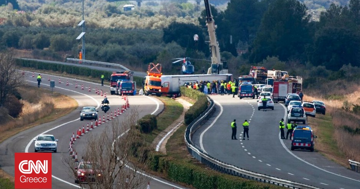 &Alpha;&nu;&alpha;&tau;&rho;&omicron;&pi;ή &tau;&omicron;&upsilon;&rho;&iota;&sigma;&tau;&iota;&kappa;&omicron;ύ &lambda;&epsilon;&omega;&phi;&omicron;&rho;&epsilon;ί&omicron;&upsilon; &sigma;&epsilon; &chi;&alpha;&rho;ά&delta;&rho;&alpha; &sigma;&tau;&alpha; &Kappa;&alpha;&nu;ά&rho;&iota;&alpha; &Nu;&eta;&sigma;&iota;ά - Έ&nu;&alpha;&sigmaf; &nu;&epsilon;&kappa;&rho;ό&sigmaf;, &tau;&rho;&epsilon;&iota;&sigmaf; &sigma;&omicron;&beta;&alpha;&rho;ά &tau;&rho;&alpha;&upsilon;&mu;&alpha;&tau;ί&epsilon;&sigmaf;