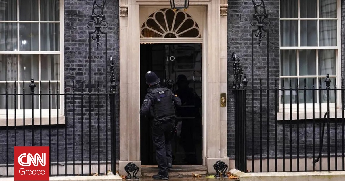 H &Nu;&tau;ά&omicron;&upsilon;&nu;&iota;&nu;&gamma;&kappa; &Sigma;&tau;&rho;&iota;&tau; &alpha;&pi;&alpha;&nu;&tau;ά &sigma;&tau;&omicron;&nu; &Tau;&rho;&alpha;&mu;&pi; &gamma;&iota;&alpha; &tau;&alpha; &Phi;ώ&kappa;&lambda;&alpha;&nu;&tau;: &laquo;&Eta; &kappa;&upsilon;&rho;&iota;&alpha;&rho;&chi;ί&alpha; &pi;&alpha;&rho;&alpha;&mu;έ&nu;&epsilon;&iota; &sigma;&epsilon; &epsilon;&mu;ά&sigmaf;&raquo;