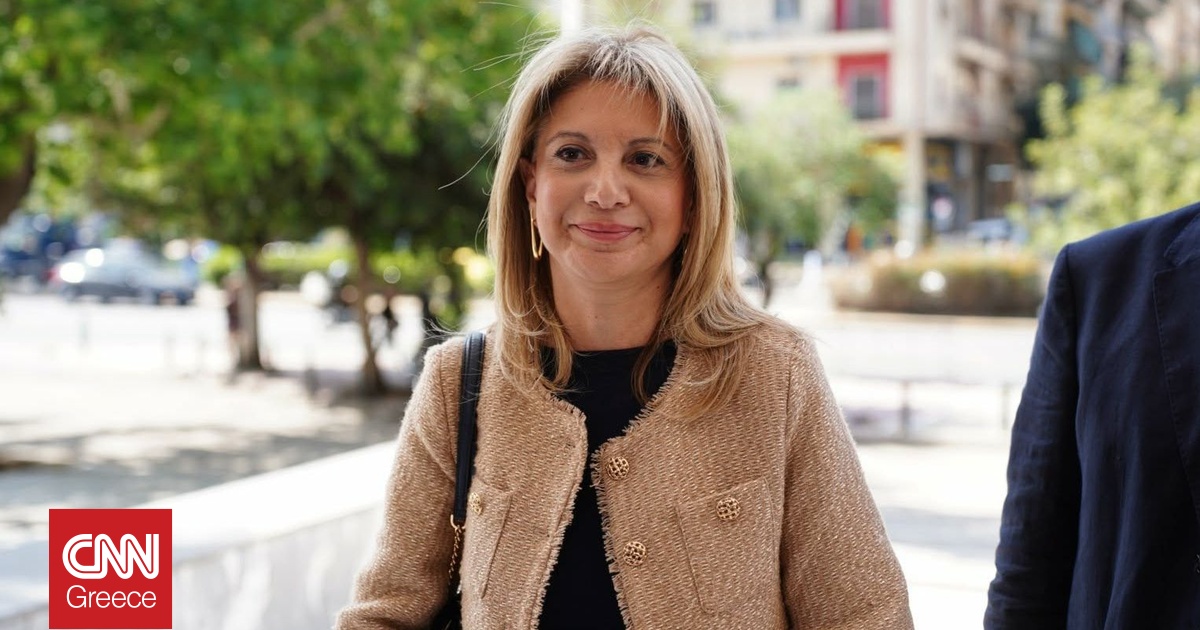 Η Μαρία Καρυστιανού κατέθεσε μόνη της στεφάνι για την επέτειο της 28ης Οκτωβρίου Η Μαρία Καρυστιανού κατέθεσε μόνη της στεφάνι για την επέτειο της 28ης Οκτωβρίου