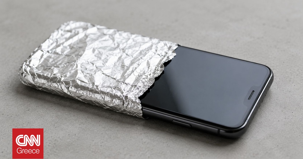 Αυτοί είναι οι λόγοι που κάποιοι τυλίγουν το smartphone τους με αλουμινόχαρτο