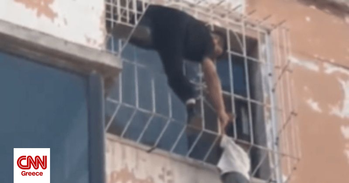 Κίνα: Η στιγμή που 5χρονο αγόρι κρέμεται από τον έκτο όροφο κτηρίου- Η σωτήρια επέμβαση του επιστάτη Κίνα: Η στιγμή που 5χρονο αγόρι κρέμεται από τον έκτο όροφο κτηρίου- Η σωτήρια επέμβαση του επιστάτη
