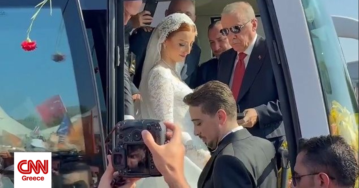 Δώρο χρυσό βραχιόλι από τον Ερντογάν σε νιόπαντρους – Η συνάντηση πάνω σε λεωφορείο