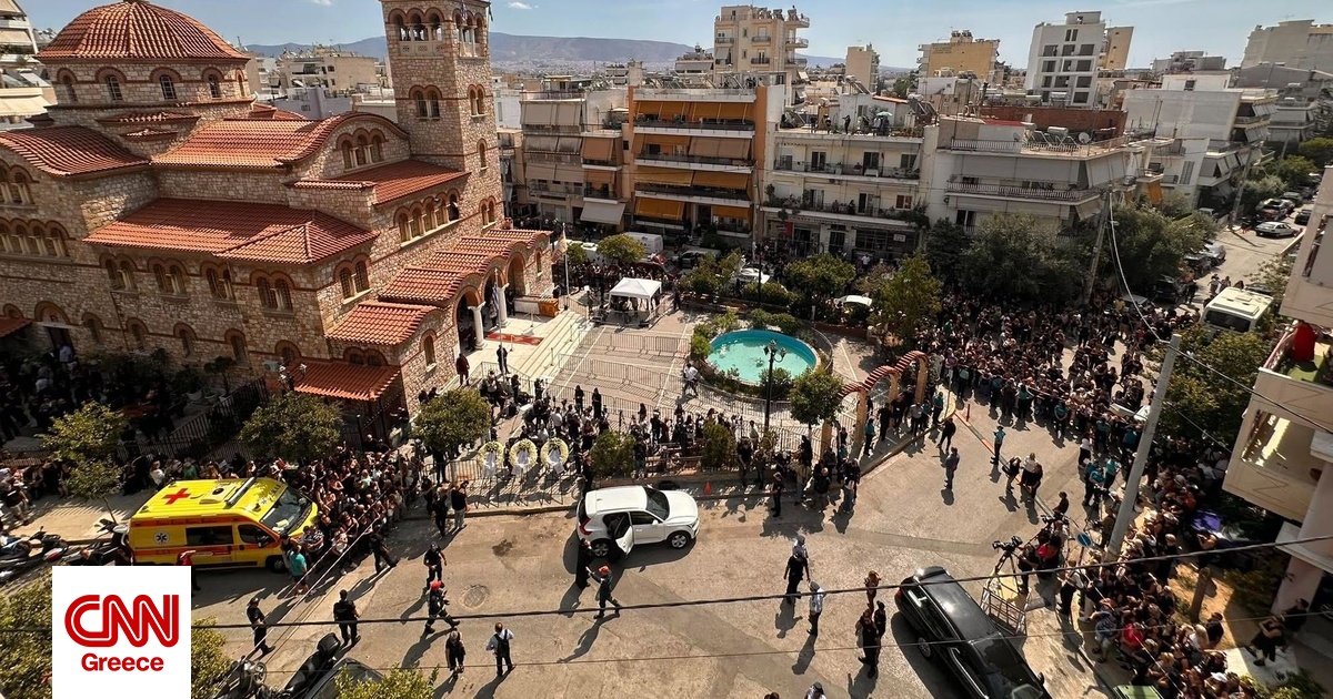 Live εικόνα από τον Ναό της Αγίας Τριάδας στη Νίκαια: Πλήθος κόσμου αποχαιρετά τον Γιώργο Μαζωνάκη Live εικόνα από τον Ναό της Αγίας Τριάδας στη Νίκαια: Πλήθος κόσμου αποχαιρετά τον Γιώργο Μαζωνάκη