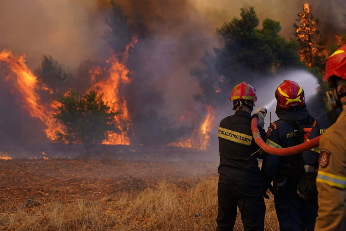 Γιατί δεν σβήνουν πια τη νύχτα οι φωτιές