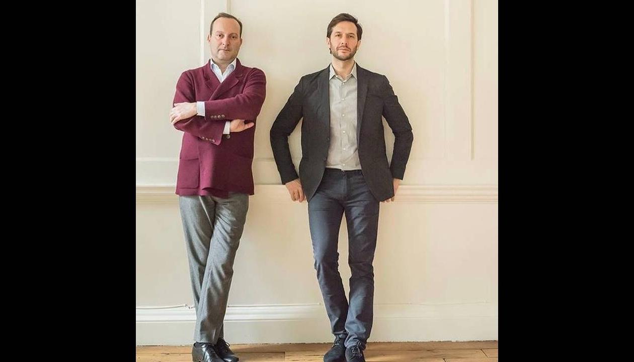 H έκθεση Nomad είναι το πνευματικό παιδί του Giorgio Pace, που δραστηριοποιείται στις εκδόσεις, στην τέχνη και στα πολυτελή brand και του Nicolas Bellavance-Lecompte από το ατελιέ Oeuffice, επιμελητή και συνιδρυτή της γκαλερί Carwan στη Βυρηττό.