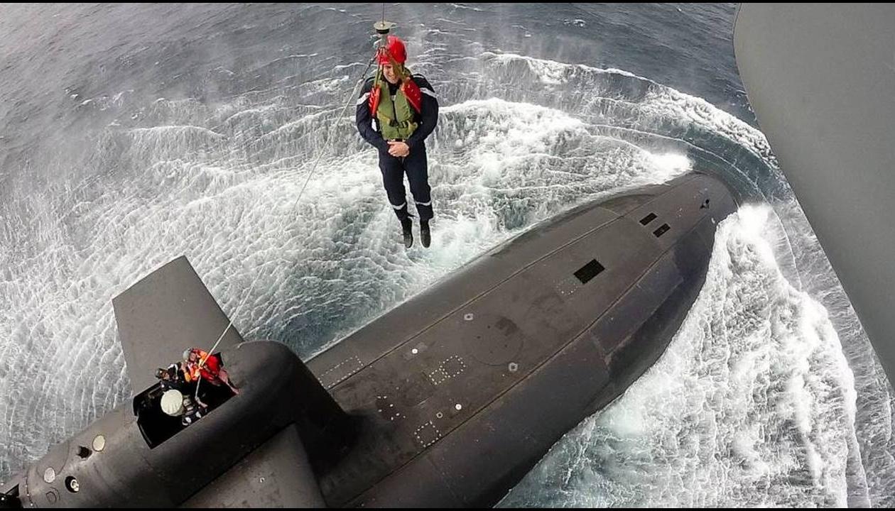 Γαλλία: Ο Εμανουέλ Μακρόν σε... πυρηνικό υποβρύχιο