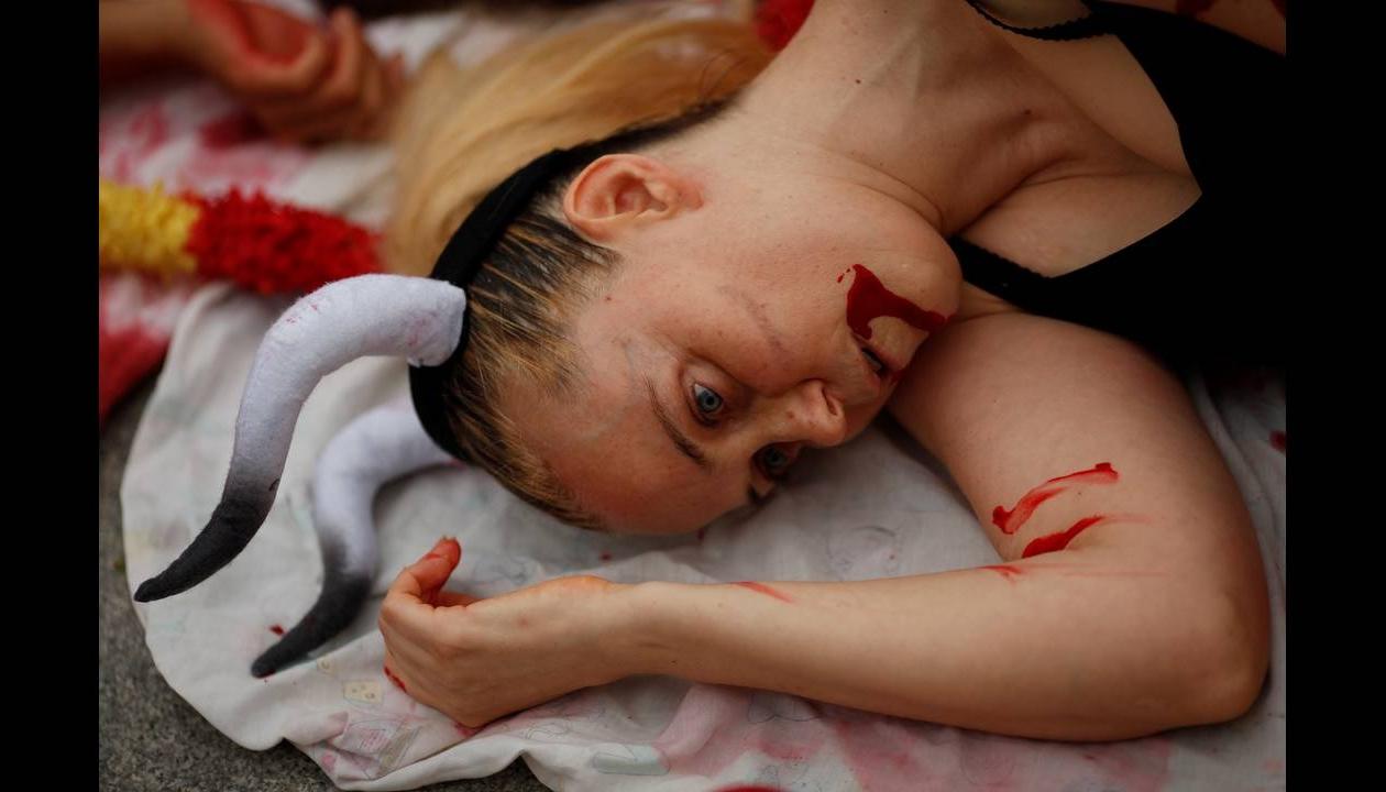 Οι Ισπανοί διαδηλώνουν με έναν πρωτότυπο τρόπο κατά των ταυρομαχιών