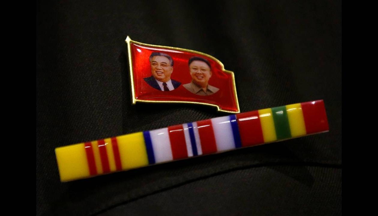 Καρφίτσα με τον Κιμ ιλ Σουνγκ και τον Κιμ Γιονγκ Ιλ.