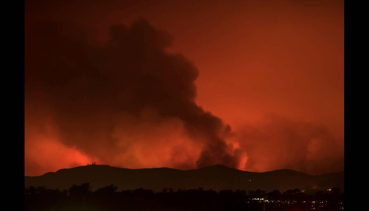 Ανεξέλεγκτη μαίνεται η καταστροφική πυρκαγιά «Τόμας» στην Καλιφόρνια