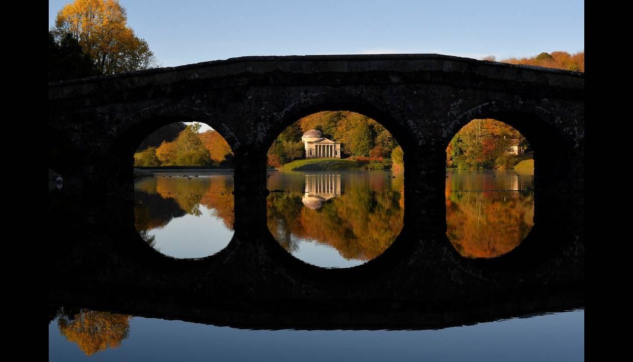 Φθινόπωρο στους κήπους του  Stourhead στο Wiltshire της Βρετανίας.