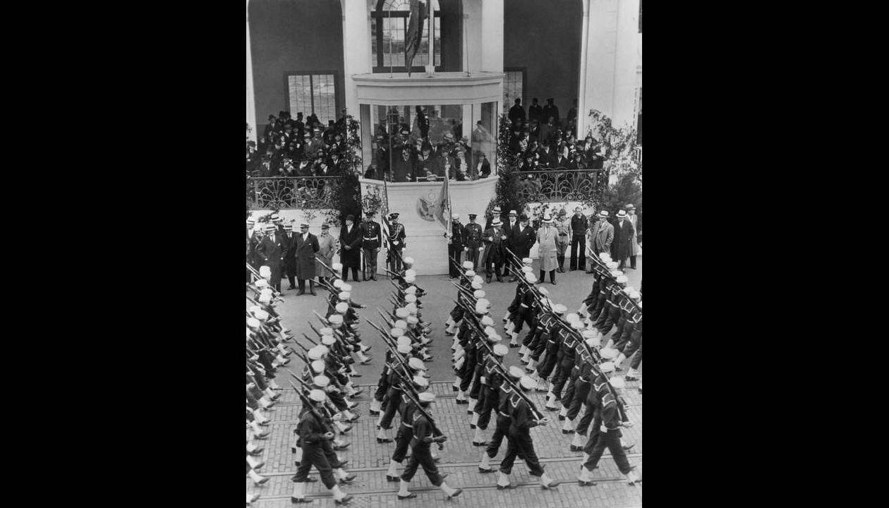 1933
Άντρες του ναυτικού, παρελαύνουν μπροστά στον Πρόεδρο Φρανκλίνο Ρούσβελτ, στην Ουάσινγκτον, την ημέρα της ορκωμοσίας του.