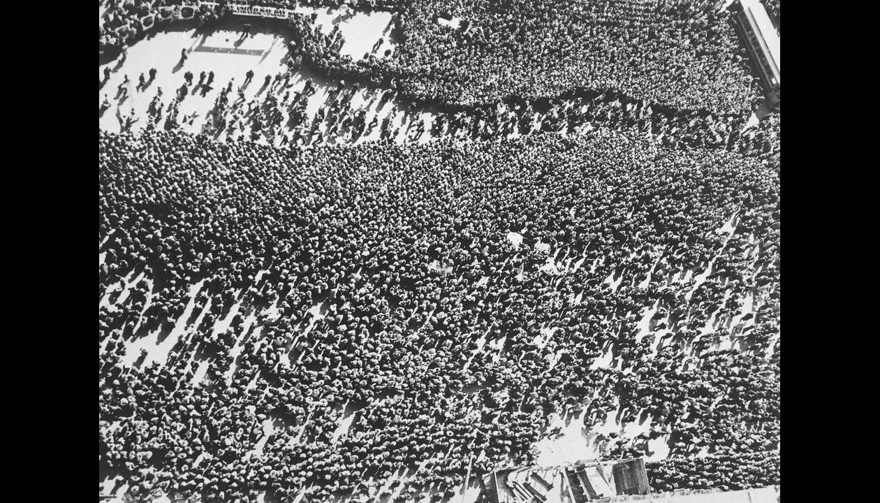 1935, Νέα Υόρκη. 
Περισσότεροι από 60.000 κομμουνιστές διαδηλώνουν για την Εργατική Πρωτομαγιά στη Γιούνιον Σκουέαρ της Νέας Υόρκης. Η διαδήλωση έγινε χωρίς να σημειωθούν επεισόδια.