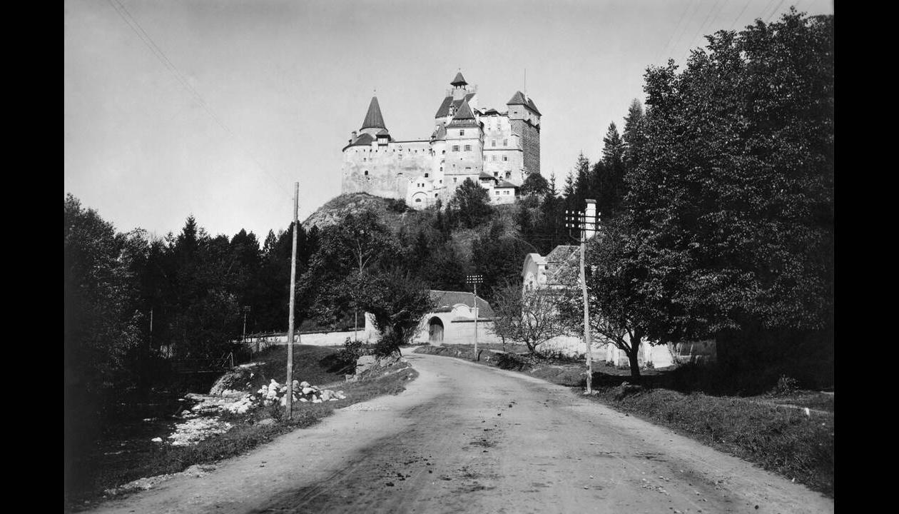 1931, Καρπάθια. Το Κάστρο Μπραν, το οποίο χρησιμοποιεί η βασίλισσα Μαίρη της Ρουμανίας, όταν ο καιρός στο Βουκουρέστι γίνεται πολύ ζεστός.