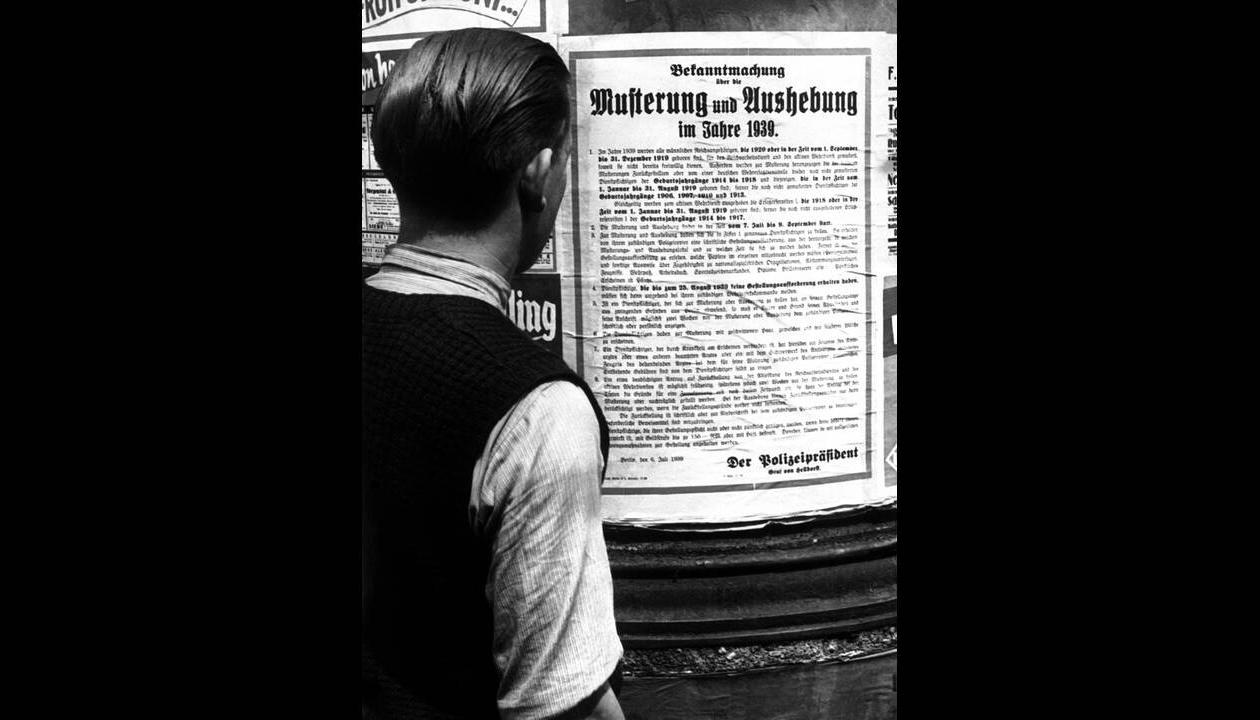 1939, Βερολίνο. Ο Χίτλερ καλεί στα όπλα ακόμα ένα εκατομμύριο Γερμανούς, ως αποτέλεσμα της έντασης στο Ντάντζιγκ. Καλούνται οι άντρες που γεννήθηκαν ανάμεσα στο1918 και το 1920.