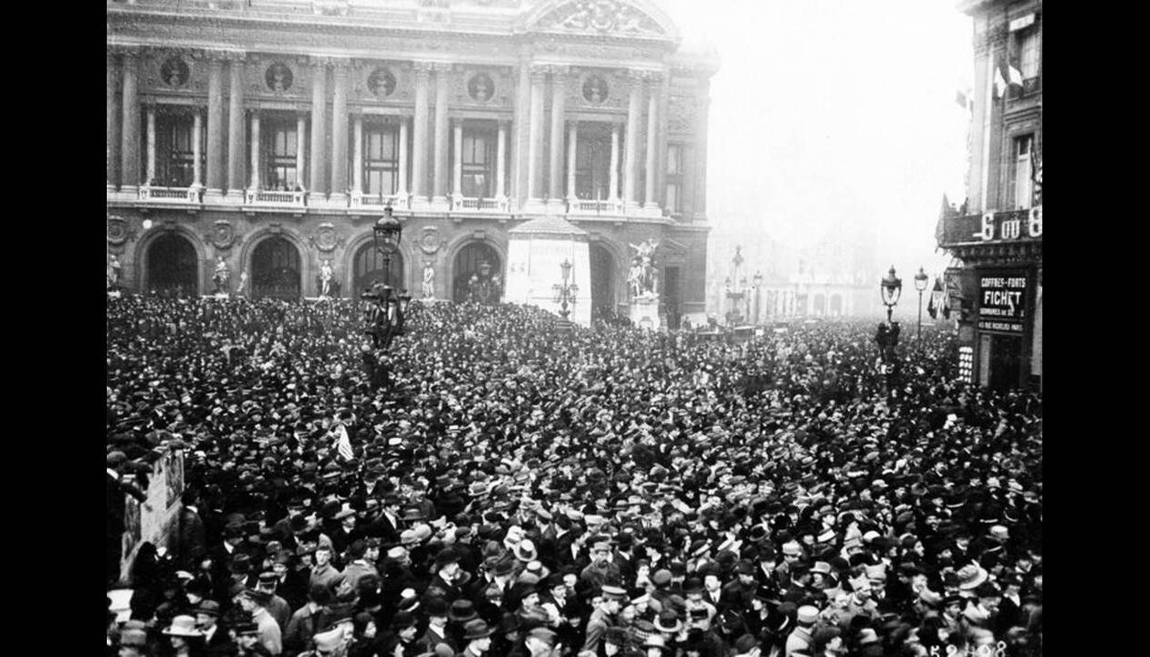 1918, Παρίσι. Η πλατεία της Όπερας του Παρισού έχει γεμίσει από κόσμο που πανηγυρίζει για την υπογραφή της Ανακωχής που σηματοδοτεί το τέλος του Α' Παγκοσμίου Πολέμου.