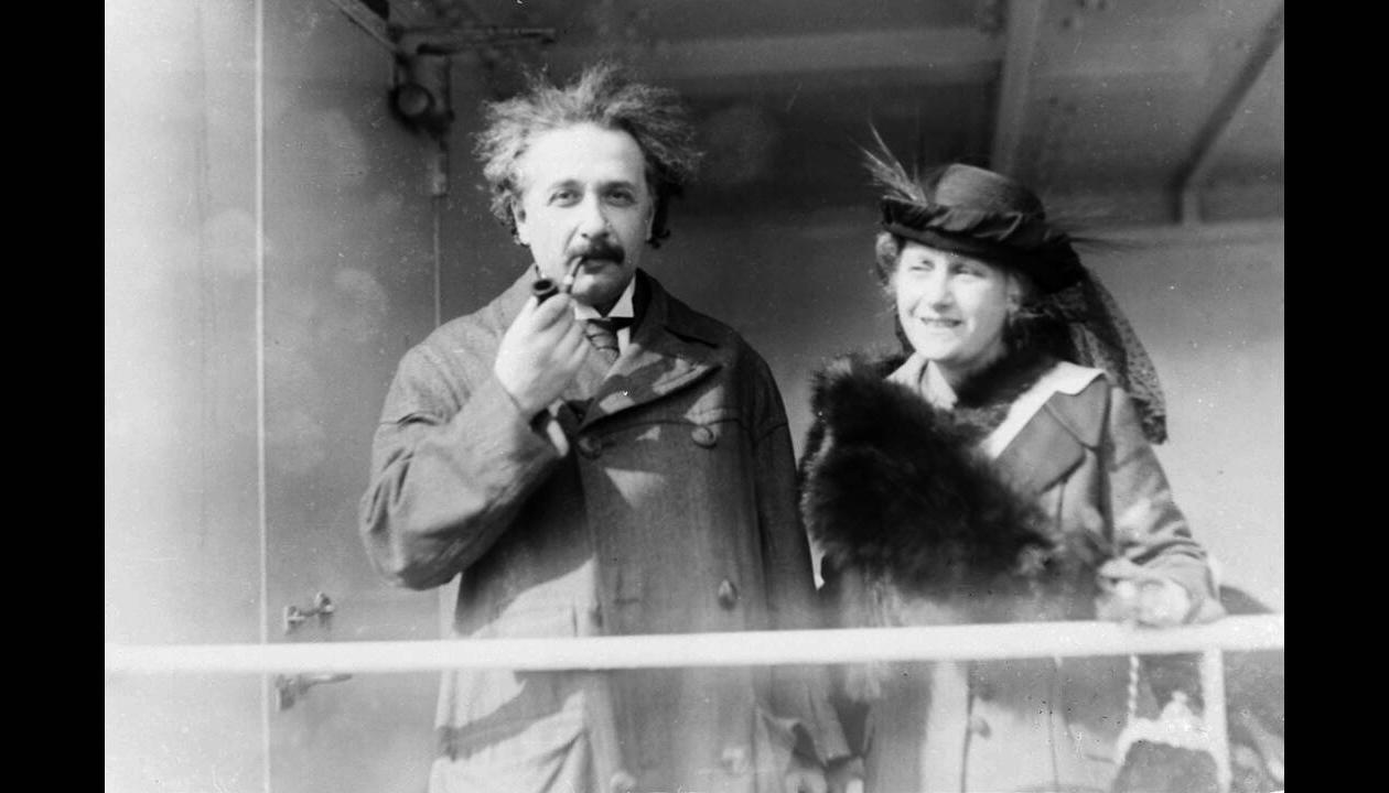 1921
Ο καθηγητής Άλμπερτ Αϊνστάιν και η σύζυγός του, Έλσα επιστρέφουν από την Παλαιστίνη προκειμένου να συγκεντρώσουν πόρους για το Σιωνισμό.