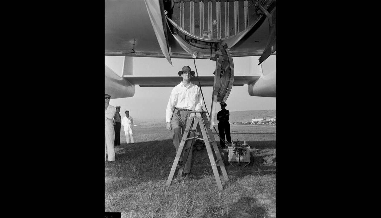 1946, Καλιφόρνια. Ο εκκεντρικός δισεκατομμυριούχος Χάουαρντ Χιουζ ανεβαίνει στο πρωτότυπο αεροσκάφος XF-11, λίγο πριν ξεκινήσει για τη δοκιμαστική πτήση. Το αεροσκάφος συνετρίβη, 45 λεπτά αργότερα και ο Χιουζ τραυματίστηκε πολύ σοβαρά.