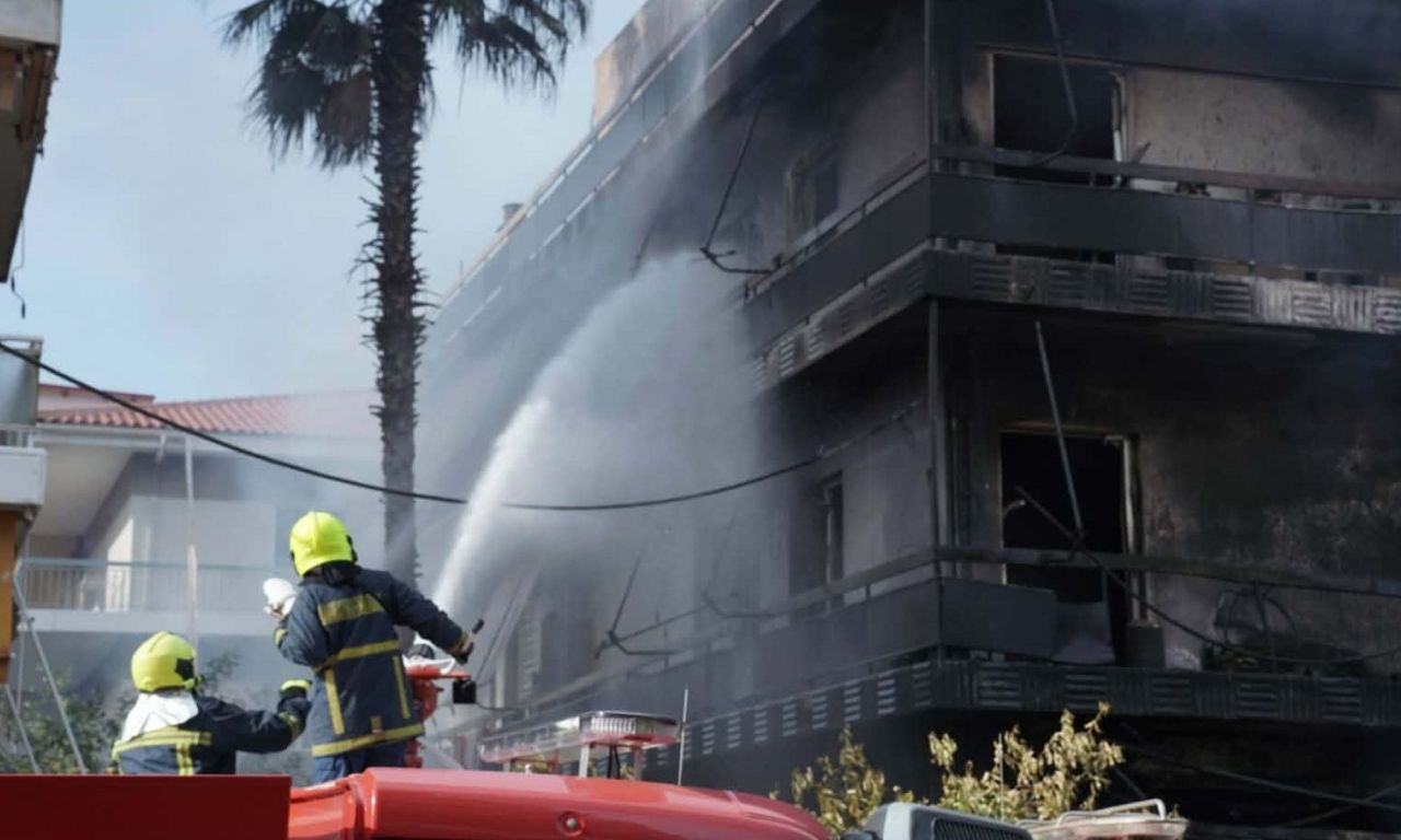 Τιτάνια μάχη για την κατάσβεση της φωτιάς στο Ίλιον: Στάχτη έγιναν επιχείρηση και διαμερίσματα