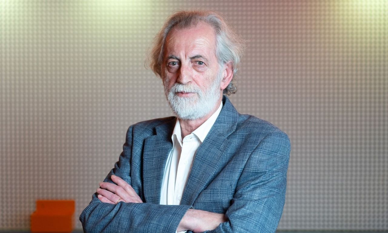 Ο Μιχάλης Αεράκης Επί Σκηνής: «Με τον Θεό έχω απευθείας επικοινωνία. Δεν μεσολαβούν άγιοι»