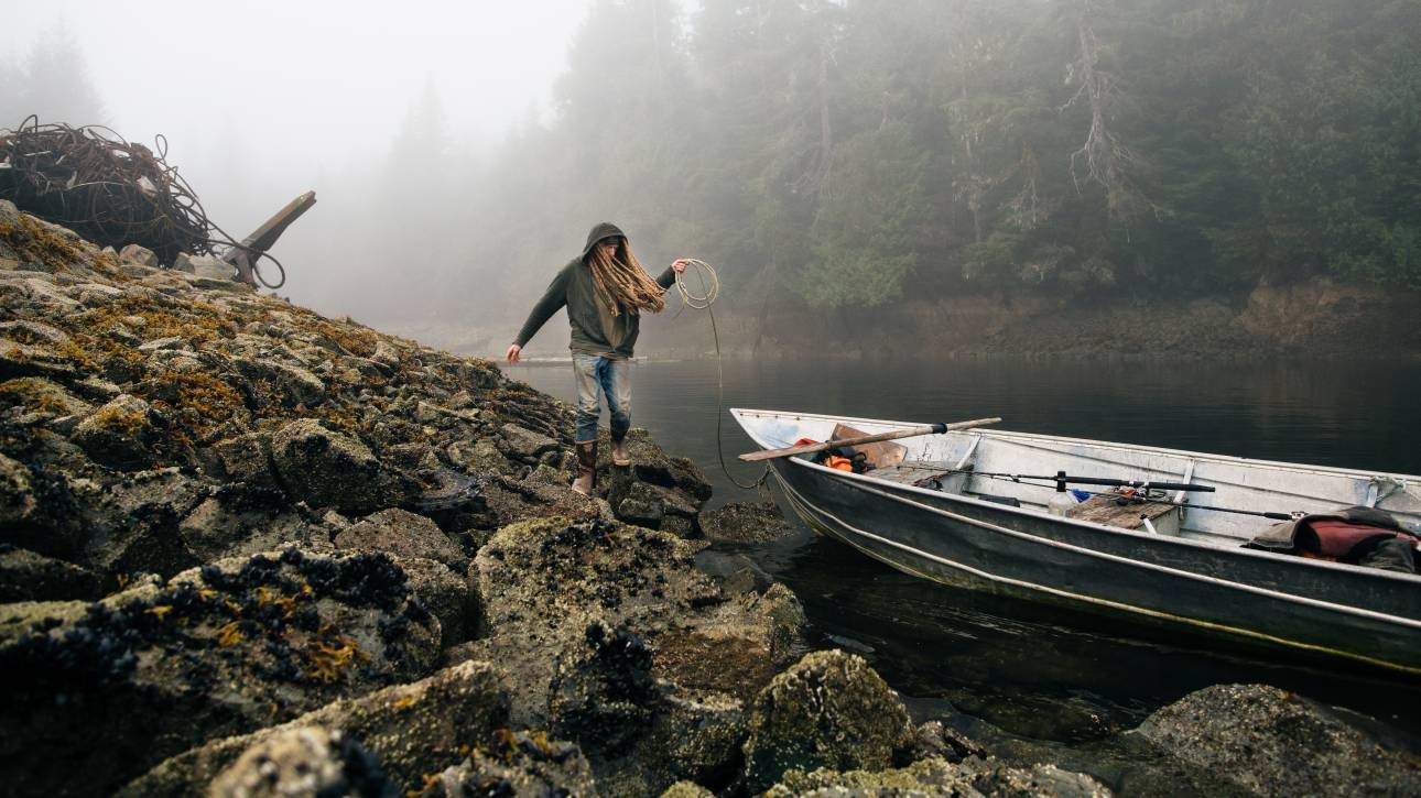 Καταγράφοντας τη ζωή ενός 27χρονου που παράτησε τα πάντα για να ζήσει σε ένα νησί με φάλαινες και αρκούδες