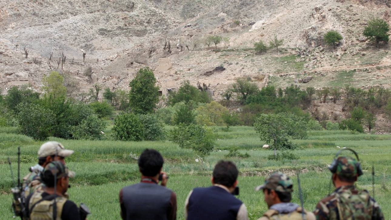 Οι πρώτες φωτογραφίες από το σημείο που έπεσε η «μητέρα όλων των βομβών»