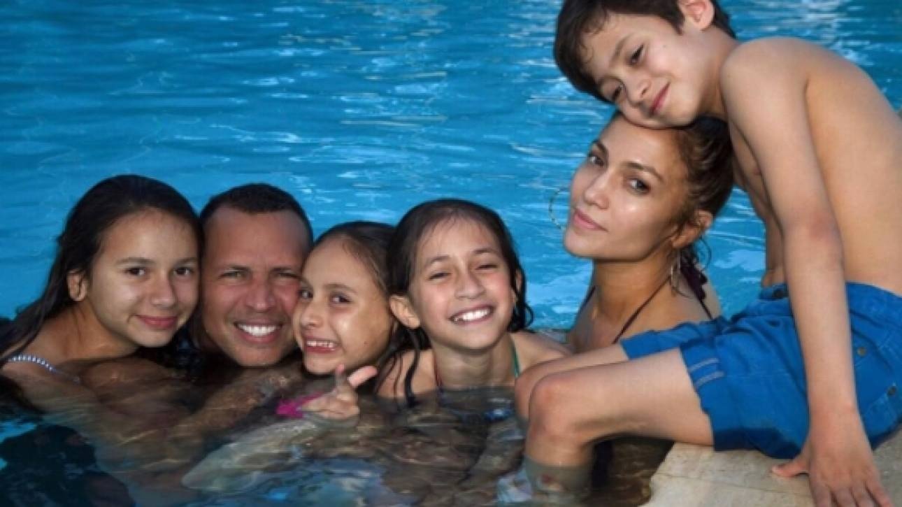 Instagram Report: Η JLo χωρίς μέικ απ & η «έγκυος» Χάλι Μπέρι