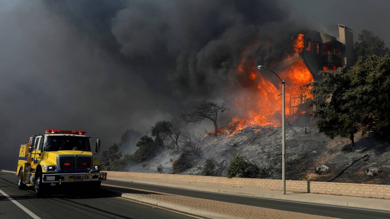 Ανεξέλεγκτη μαίνεται η καταστροφική πυρκαγιά «Τόμας» στην Καλιφόρνια