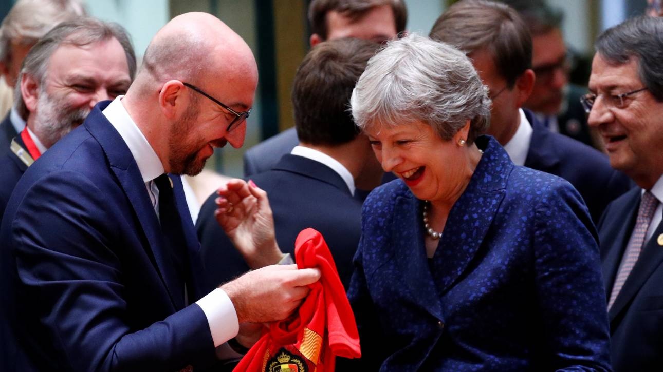 Αντάλλαξαν… φανέλες οι πρωθυπουργοί Αγγλίας και Βελγίου