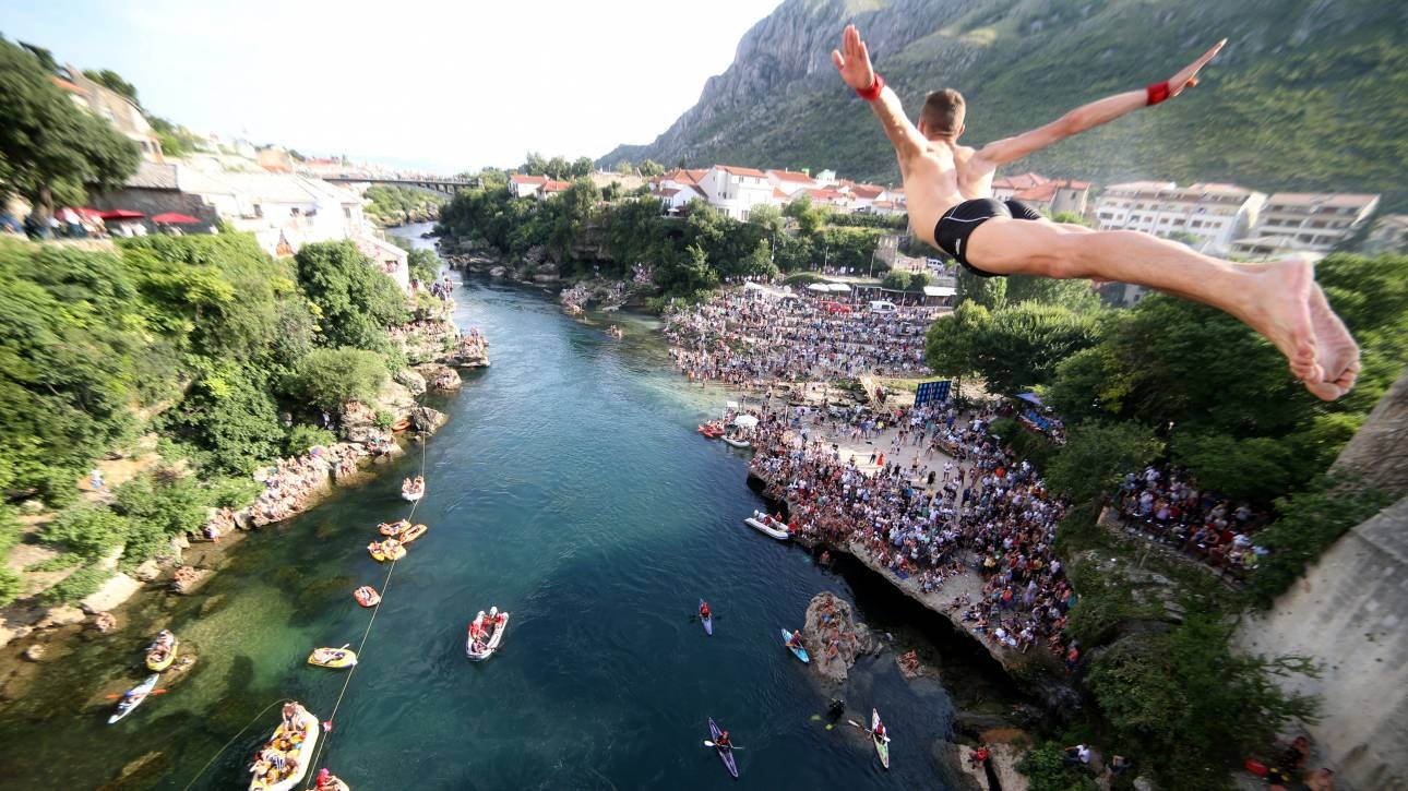 Βοσνία: Εντυπωσιακές βουτιές στα νερά του Νερέτβα από τη γέφυρα του Μόσταρ