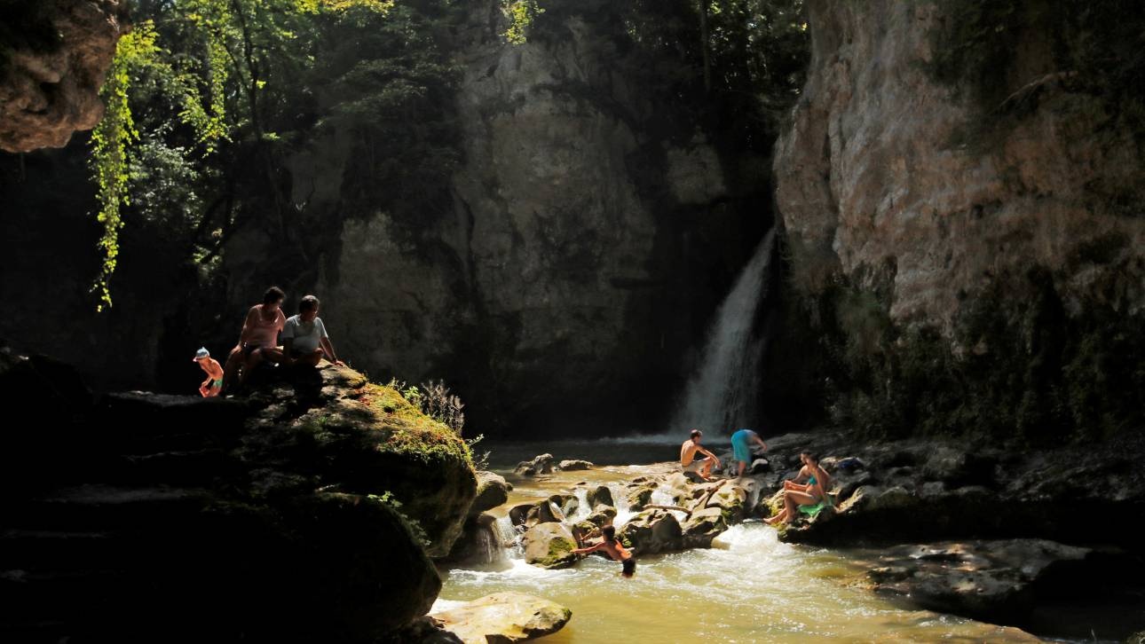 Ελβετία: Στιγμές δροσιάς σε έναν εντυπωσιακό καταρράκτη
