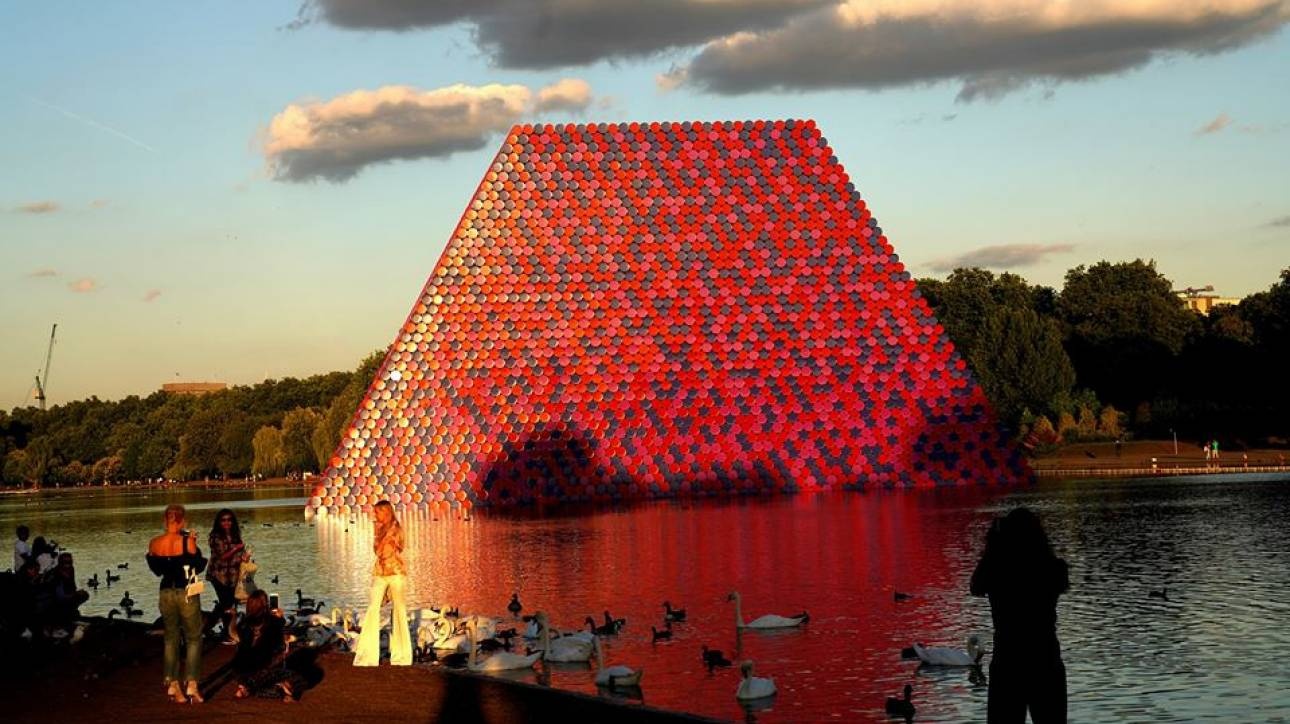 Ο μασταμπάς του Λονδίνου: Ένα γλυπτό 20 μέτρων στη λίμνη Serpentine