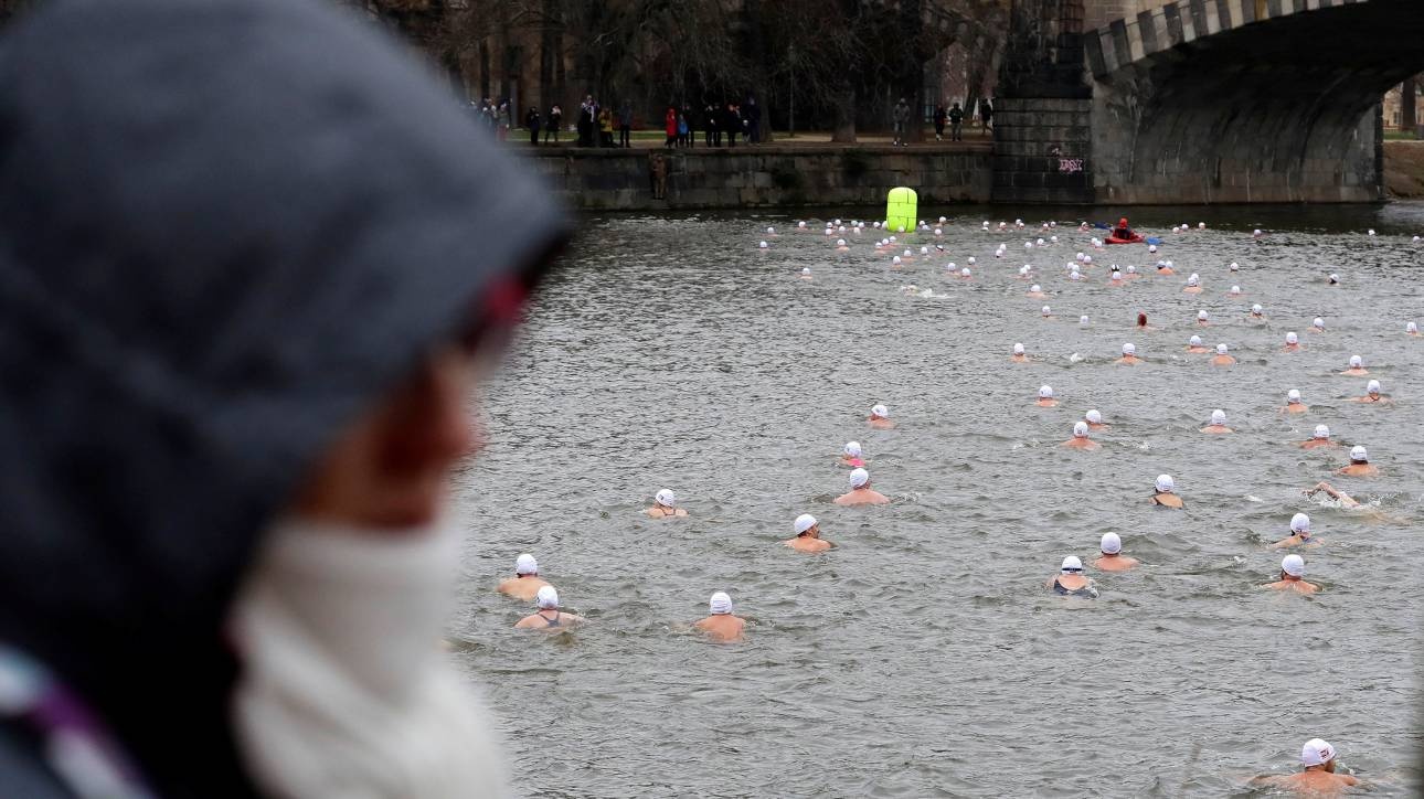 Βουτιές στα… παγωμένα νερά της Πράγας