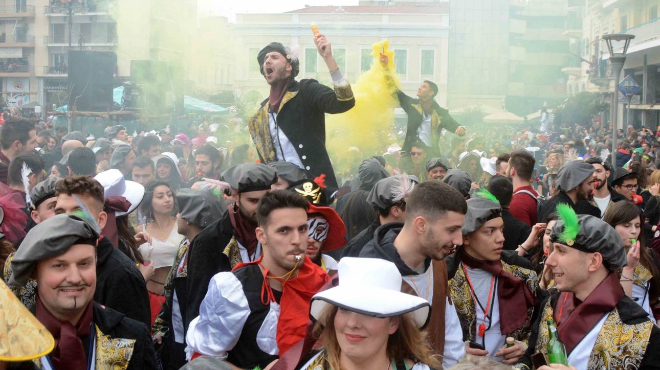 Πατρινό καρναβάλι: «Πλημμύρισαν» οι δρόμοι με πολύχρωμες στολές και τραγούδι