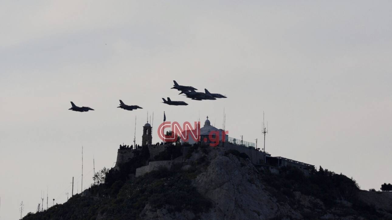 Εντυπωσιακές εικόνες από την άσκηση «Ηνίοχος 2019»: Αεροσκάφη κατέκλυσαν τον ουρανό της Αθήνας