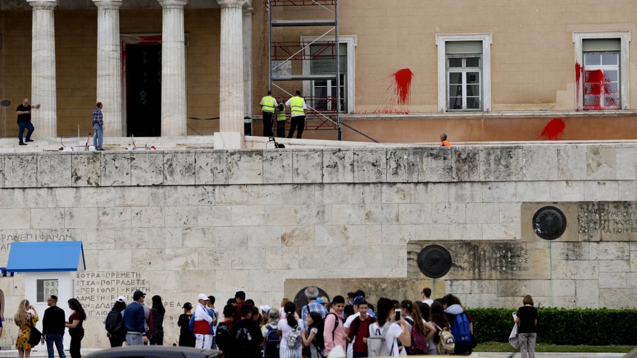 Επίθεση Ρουβίκωνα με μπογιές: Επιχείρηση καθαρισμού της Βουλής