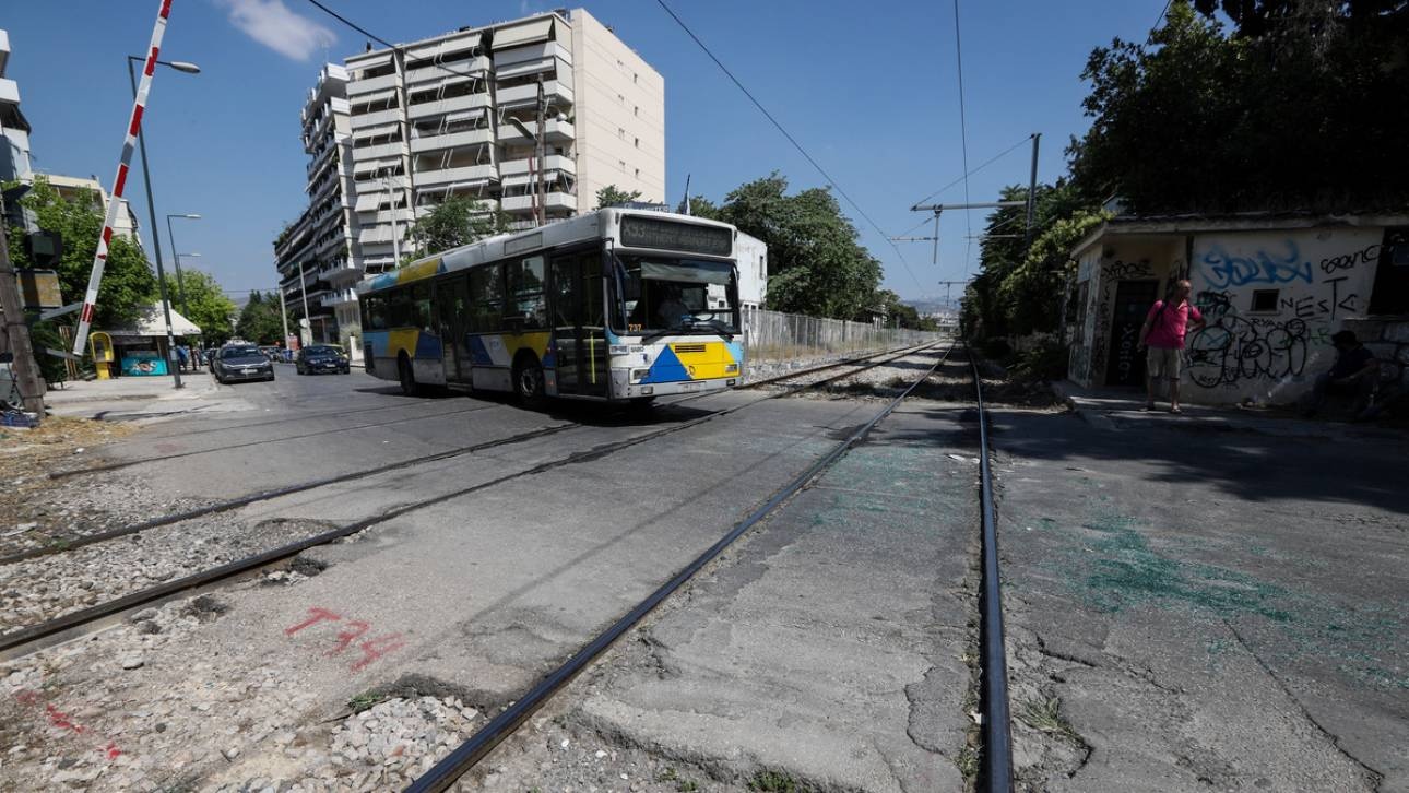 Σύγκρουση συρμού του προαστιακού με λεωφορείο στη Λιοσίων