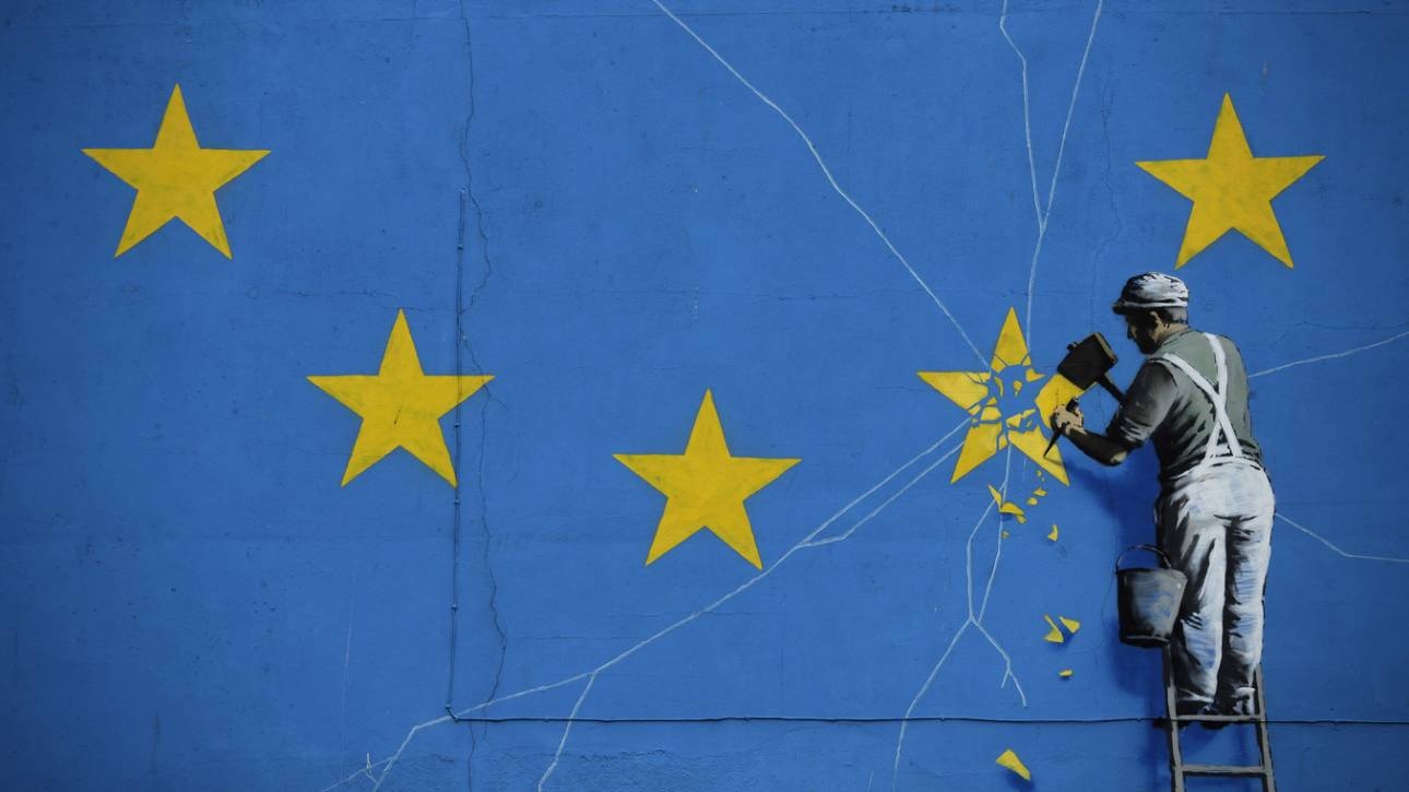 «Φτερά» έκανε το έργο του Banksy με θέμα το Brexit από τοίχο του Ντόβερ