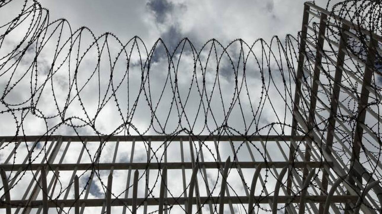 Επεισόδια μεταξύ κρατουμένων και φρουρών στη φυλακή Κασσαβέτειας – Έσπασαν τζάμια και έβαλαν φωτιά Επεισόδια μεταξύ κρατουμένων και φρουρών στη φυλακή Κασσαβέτειας – Έσπασαν τζάμια και έβαλαν φωτιά