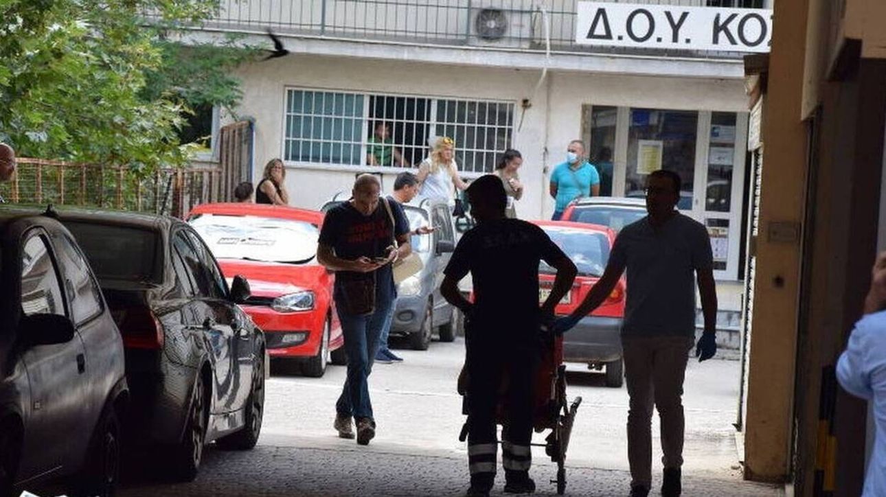 Επίθεση με τσεκούρι στη ΔΟΥ Κοζάνης: Αντιδράσεις μετά τη δημοσιοποίηση  βίντεο - CNN.gr