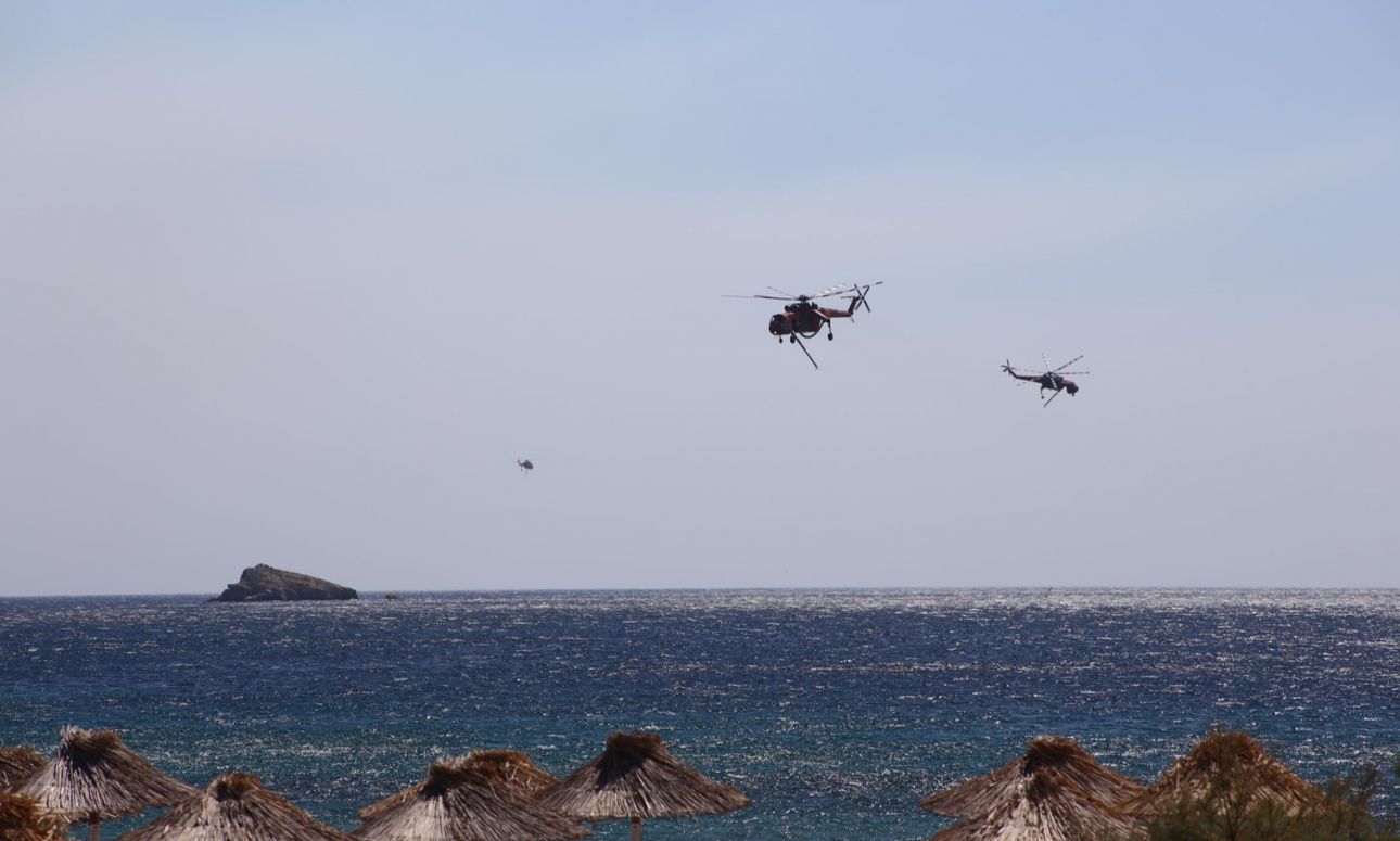 Φωτιά στα Καλύβια: Εικόνες από το σημείο 